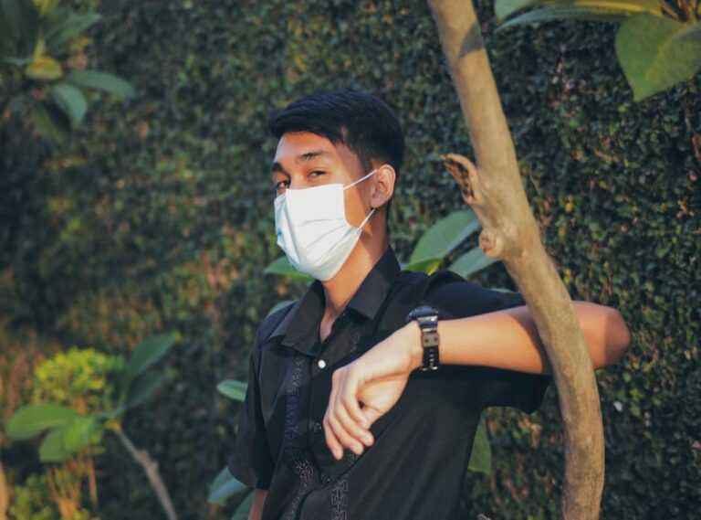 lelaki hensem tutup muka